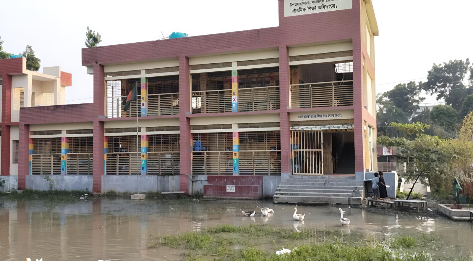 টানা বৃষ্টিতে সাতক্ষীরার নিম্নাঞ্চল প্লাবিত; ভোগান্তিতে জনজীবন