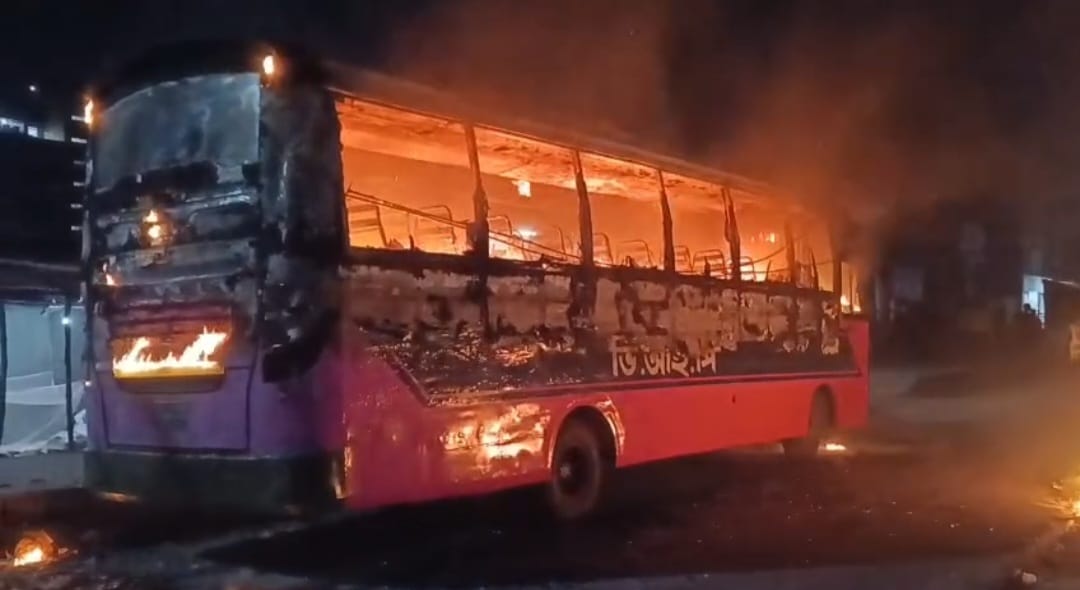 গাজীপুরে বাসে আগুন দিয়েছে দুর্বৃত্তরা