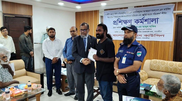 সাংবাদিকদের স্বাধীন ও নিরপেক্ষভাবে বস্তুনিষ্ঠ সংবাদ প্রকাশের আহ্বান