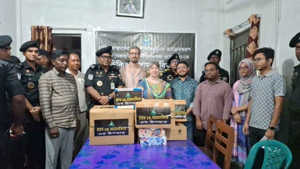 মধুপুরে 'গরীবের হাসপাতালে' র‍্যাবের চিকিৎসা সামগ্রী বিতরণ