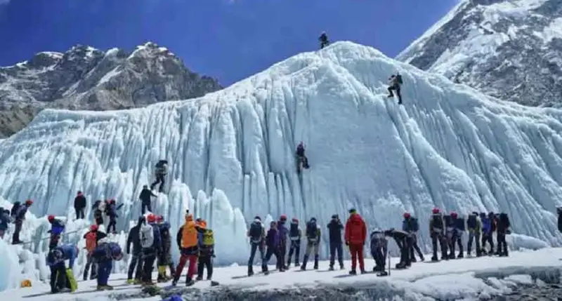 এভারেস্টে তুষারপাতে আটকা ১৫০০ পর্যটক