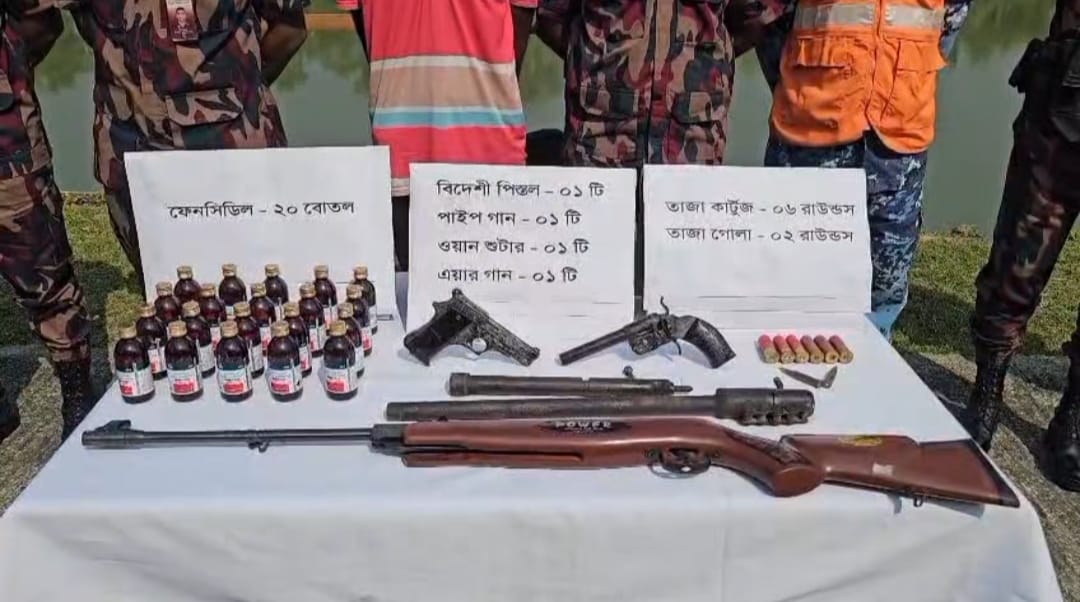 কোস্টগার্ডের অভিযানে বিপুল অস্ত্র সহ আটক - ২