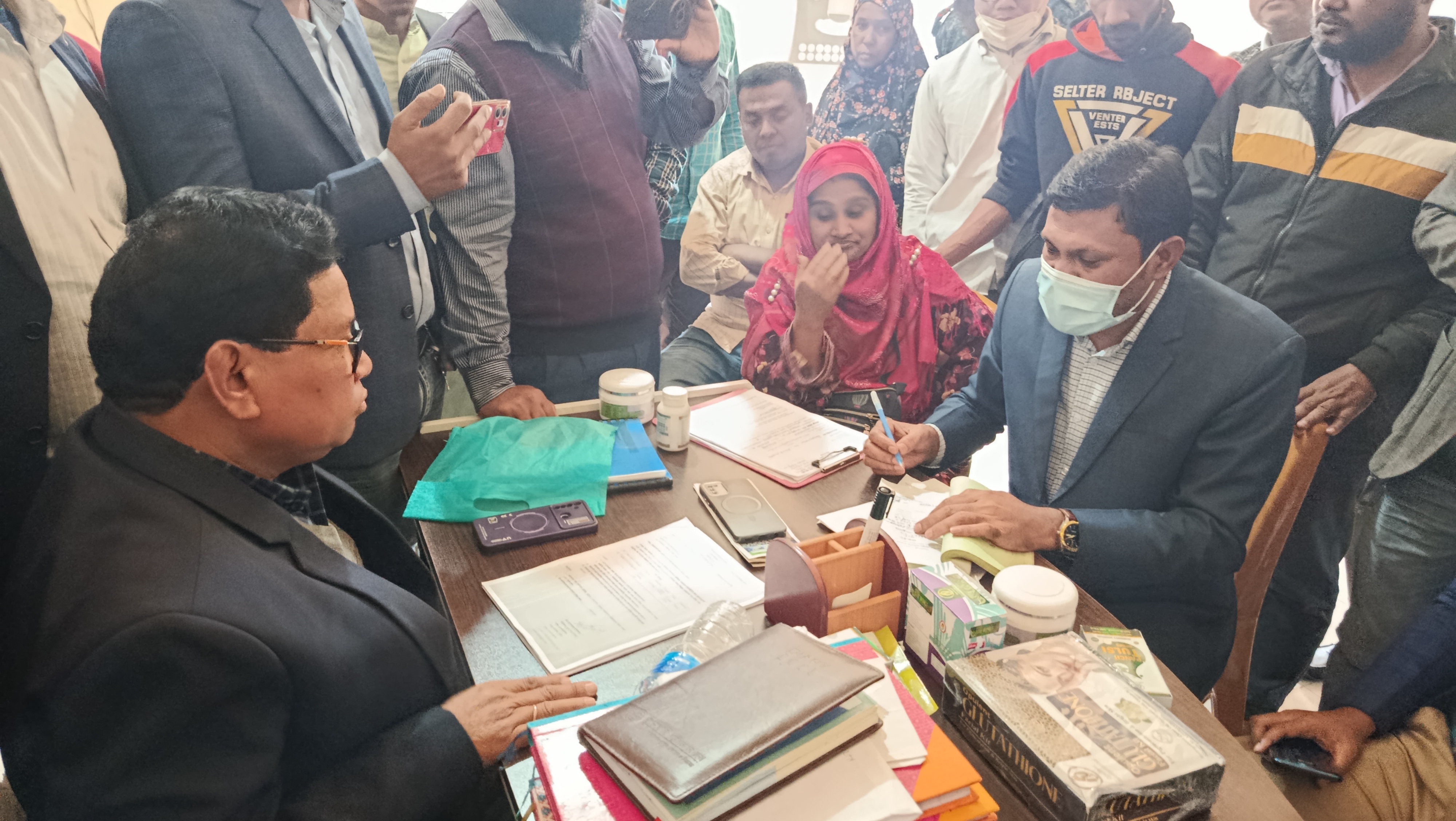 পঞ্চগড়ে হোমিও দোকান থেকে বিপুল ভারতীয় সাপ্লিমেন্ট পণ্য জব্দ ও জরিমানা