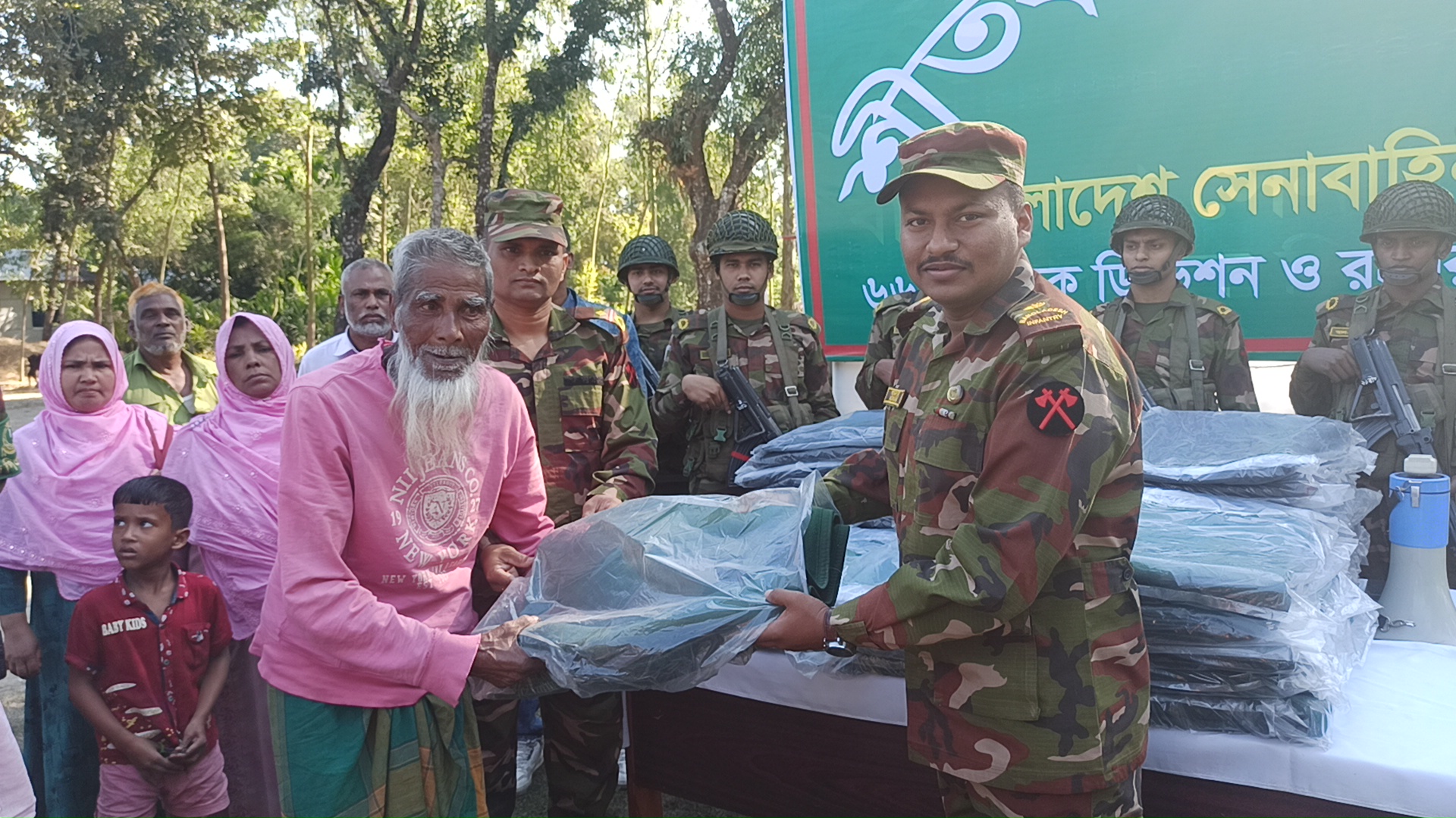 পঞ্চগড়ে সেনাবাহিনীর শীতবস্ত্র কম্বল পেল শীতার্ত মানুষজন