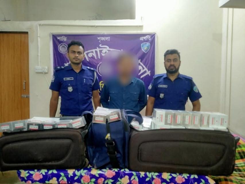 ২০ হাজার প্যাকেট বিদেশি সিগারেটসহ ১ জন গ্রেফতার