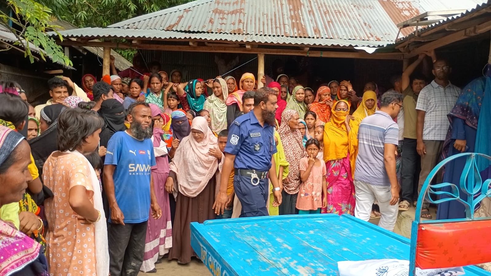 গলায় দাগ, হাতে ফোন কাভার: দেবীগঞ্জে তরুণীর রহস্যজনক মৃত্যু