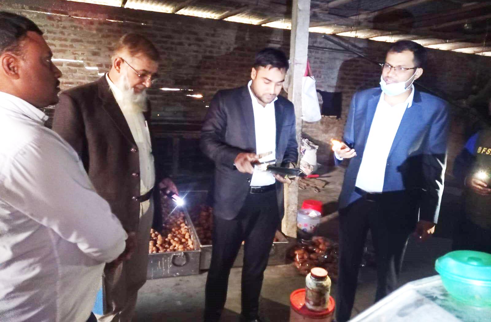 নীলফামারীরে বেকারিতে পোড়া তেল ও রঙ ব্যবহারে জরিমানা আদায়