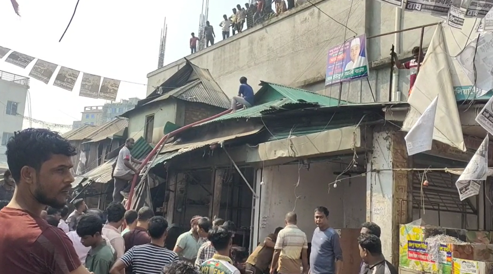 গাজীপুরে পানের দোকানে আগুন, ৫ এক্সটিংগুইশার হারালেন ব্যবসায়ীরা