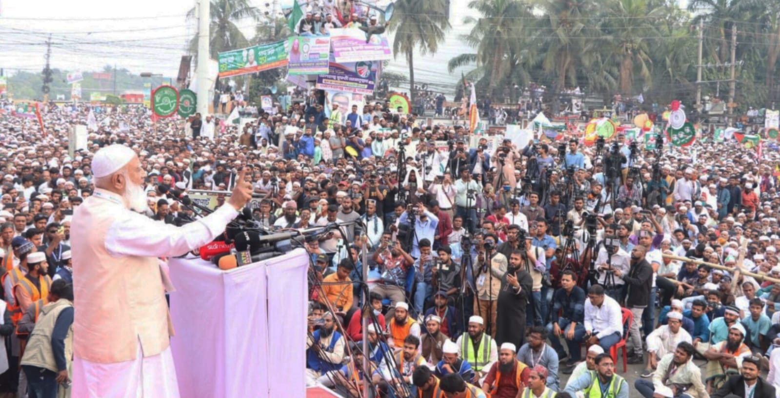 “কেউ কেউ জাতিকে বিভক্ত ও হিংসার দিকে চালাচ্ছে।”