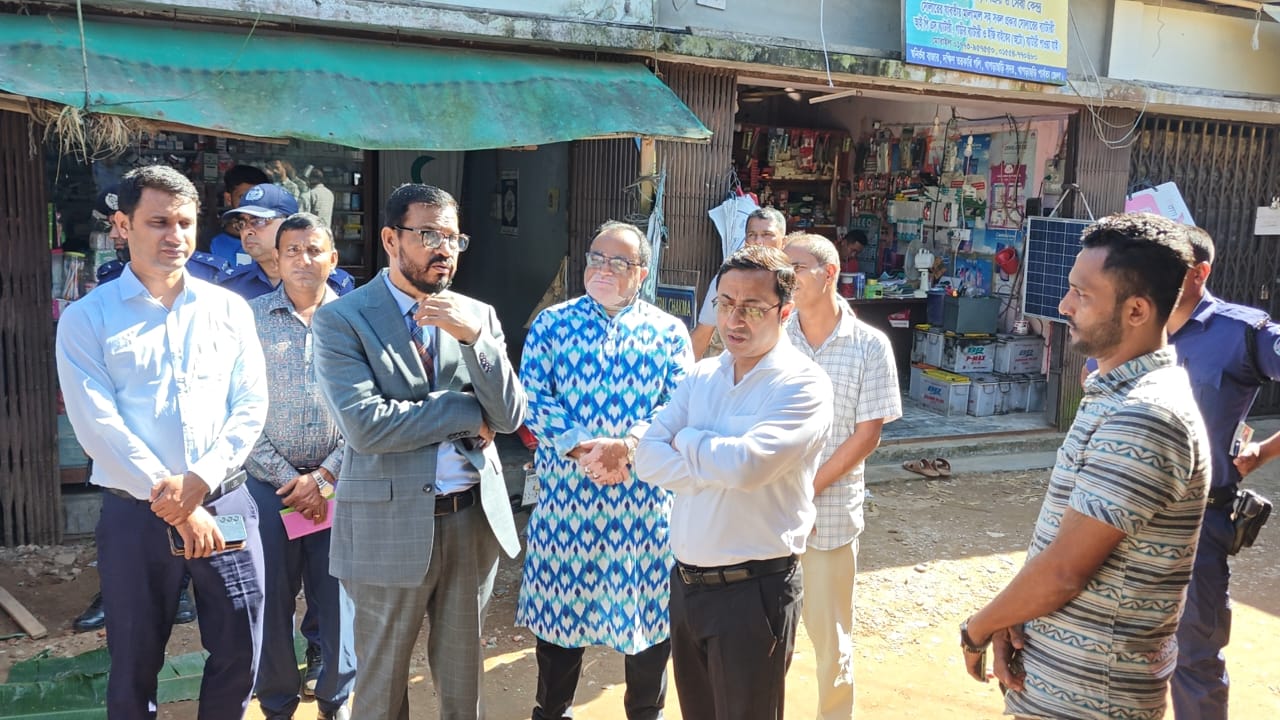 ক্ষতিগ্রস্ত খাগড়াছড়ির গুইমারা বাজার পরিদর্শনে ত্রাণ সচিব