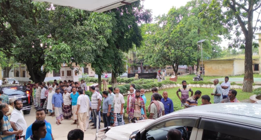 নাচোলে হাজারদিঘি বিলে বাঁধ নির্মাণকে কেন্দ্র করে সংঘর্ষের আশঙ্কা