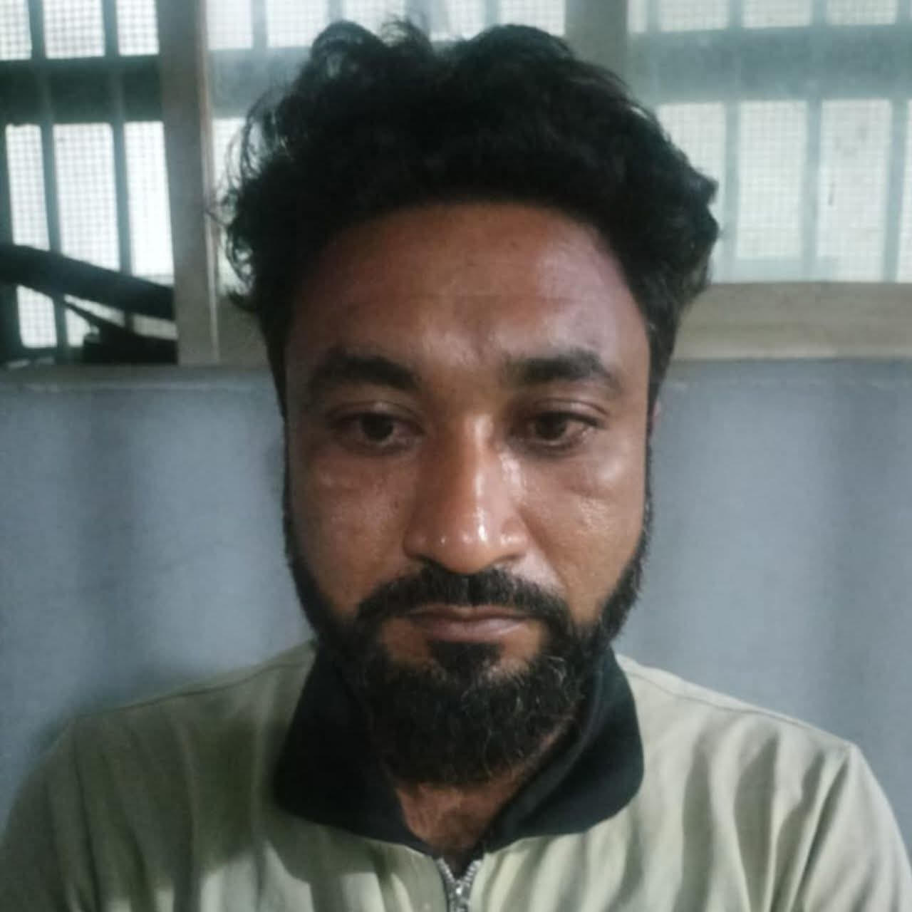 চাঁপাইনবাবগঞ্জে ব্যবসায়ীর কাছে চাঁদা দাবির অভিযোগে যুবক গ্রেফতার