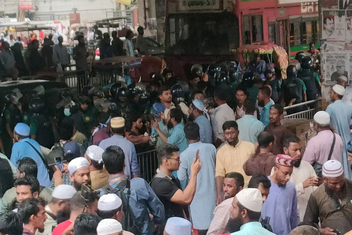 ইবতেদায়ী শিক্ষকদের মিছিলে পুলিশের বাধা