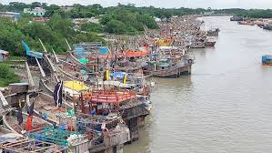 বন্দরে ৩ নং সতর্ক সংকেত,  ঘাটে ফিরেছে হাজারো ট্রলার