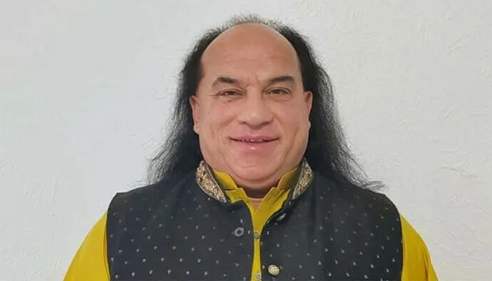 পাকিস্থানী গায়কের মাথায়  ডিম ফাটানোর অভিযোগে মামলার হুমকি