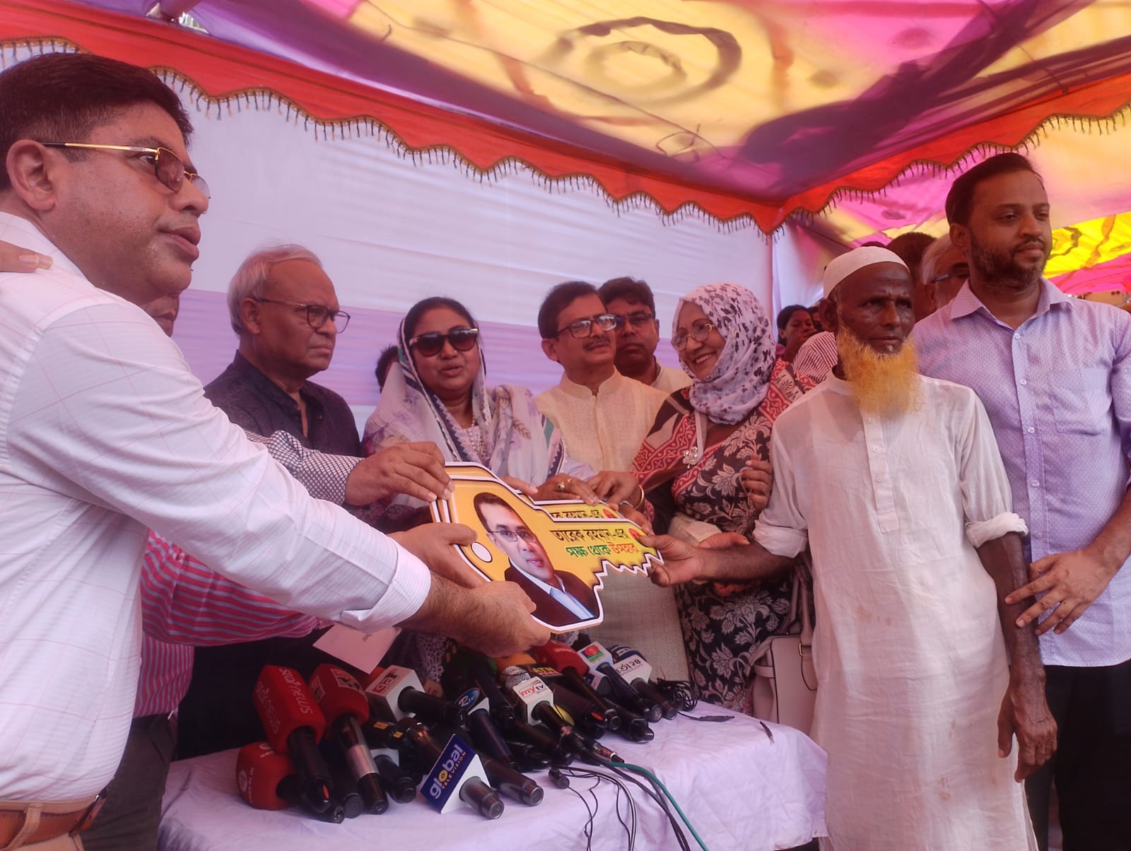 গরু ছাড়াই ঘানি টানা সেই প্রবীণ দম্পতির পাশে দাঁড়ালেন তারেক রহমান