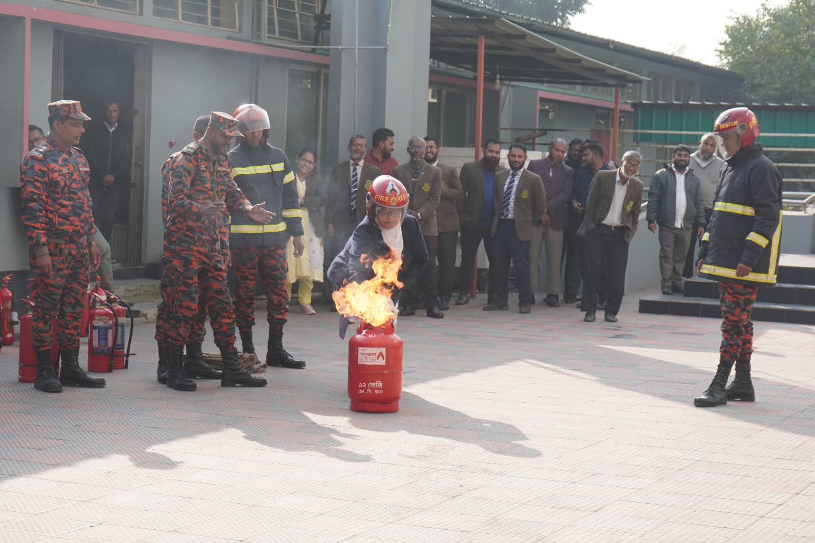 সৈয়দপুরে আর্মি বিশ্ববিদ্যালয়ে অগ্নিকান্ড বিষয়ক সচেতনতা ও নিরাপত্তামূলক মহড়া