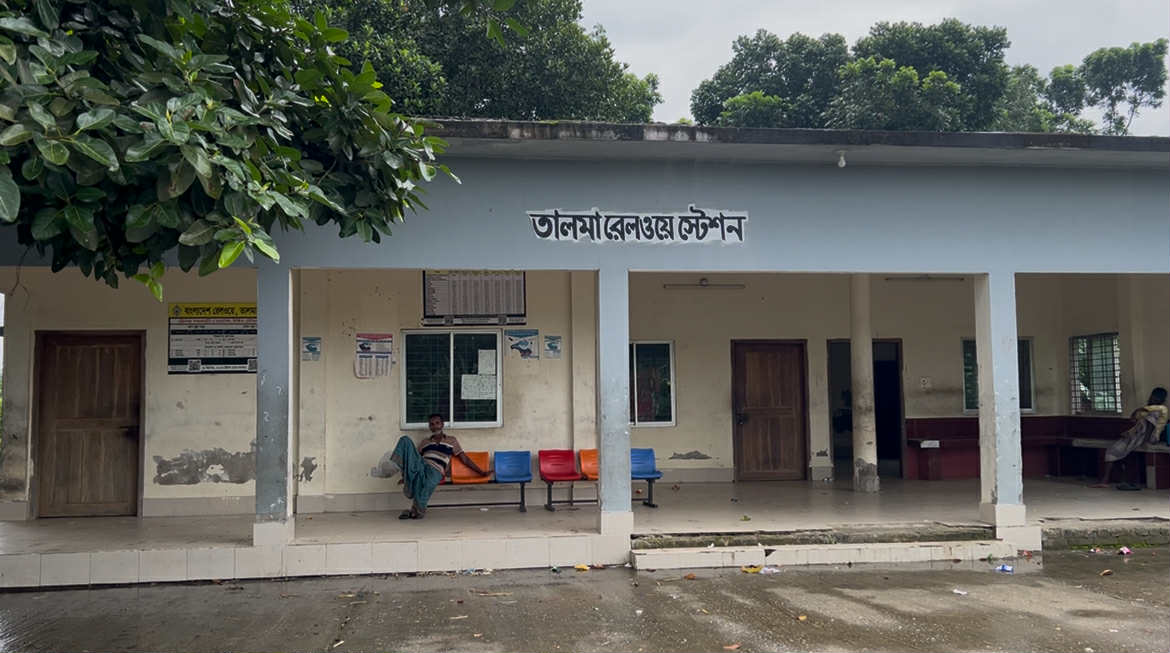 ফরিদপুরে তালমা রেলস্টেশনে  মাদকের আখড়া