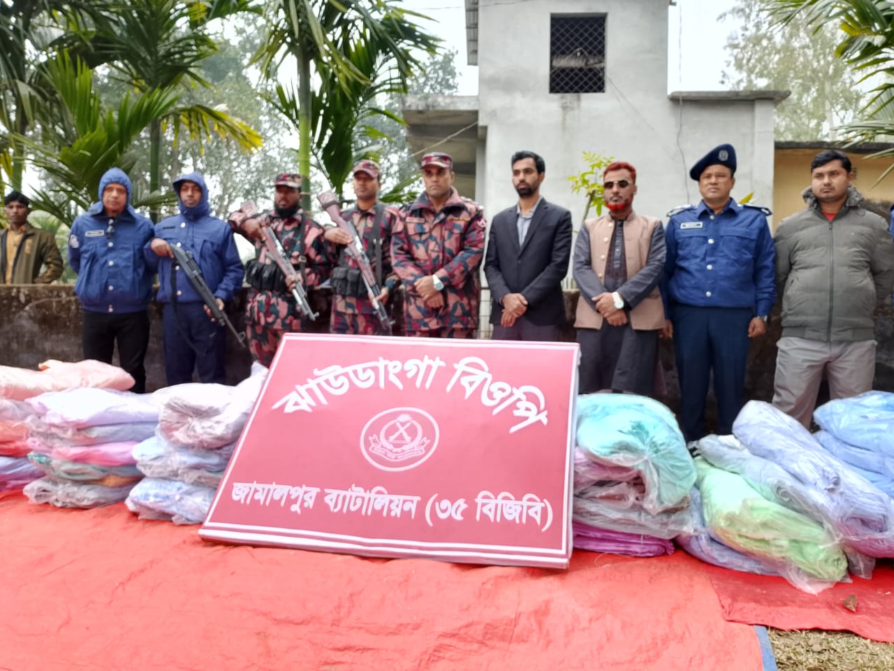 দেওয়ানগঞ্জে ভারতীয় কাপড়ের বান্ডেল জব্দ