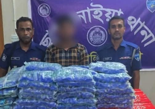 ছাগলনাইয়ায় ভারতীয় বিস্কুট-চকলেটসহ যুবক গ্রেফতার