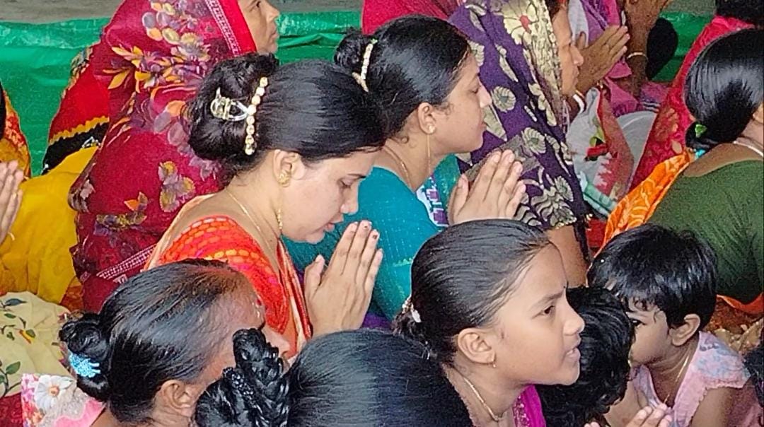 উৎসবমুখর মহানবমীতে বাগেরহাটে পূজামণ্ডপে ভক্তদের ঢল