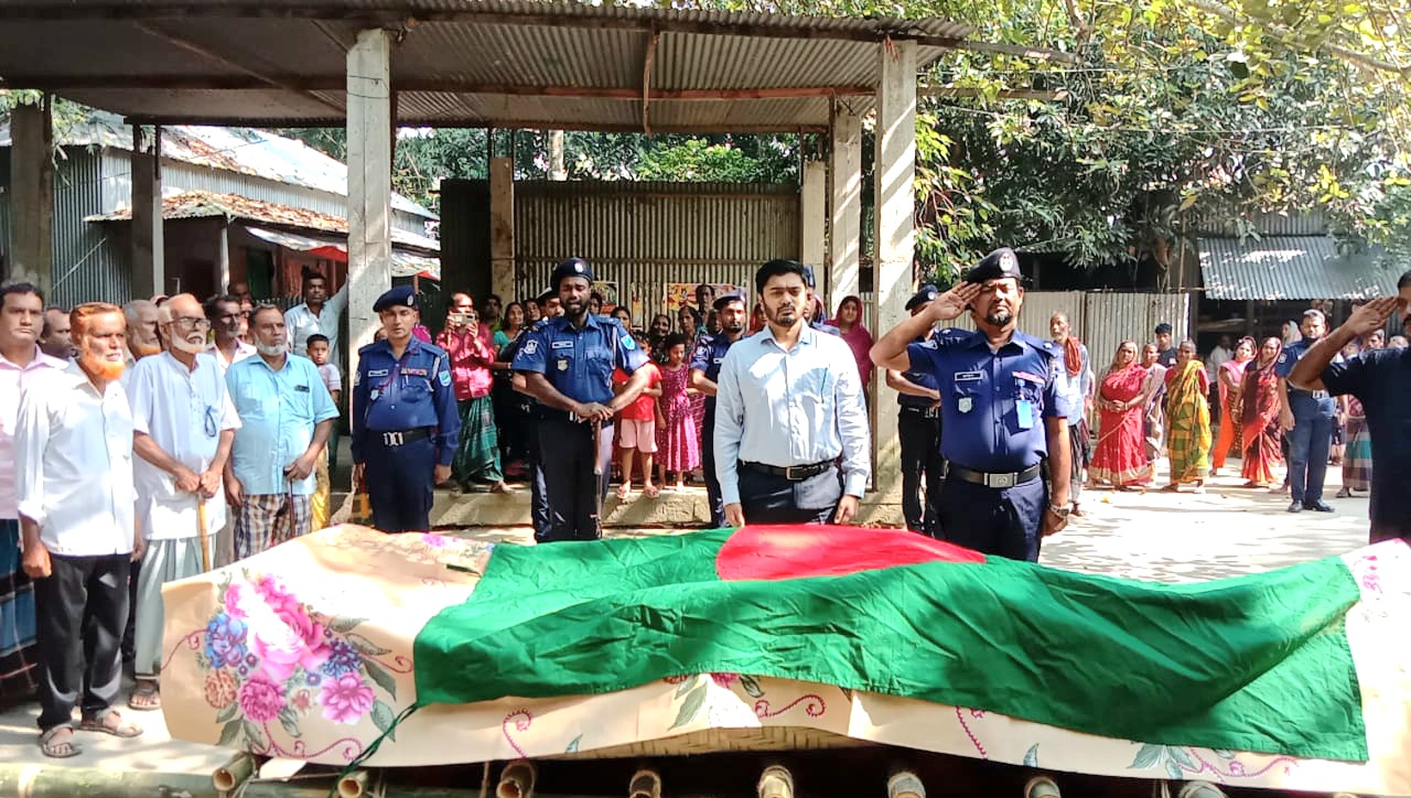 দৌলতপুরে রাষ্ট্রীয় মর্যাদায় বীর মুক্তিযোদ্ধার শেষকৃত্য সম্পন্ন