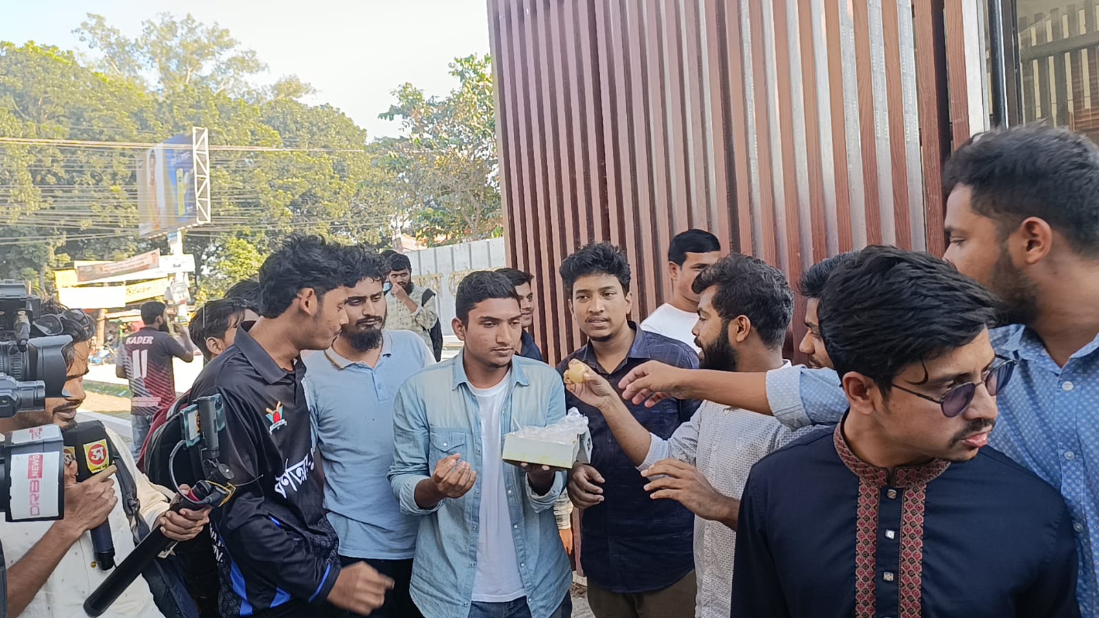 হাসিনার ফাঁসির রায়ে বেরোবিতে মিষ্টি বিতরণ