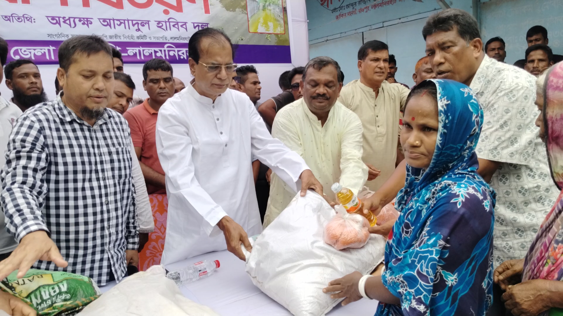 লালমনিরহাটে বন্যার্তদের মাঝে বিএনপির ত্রাণ বিতরণ