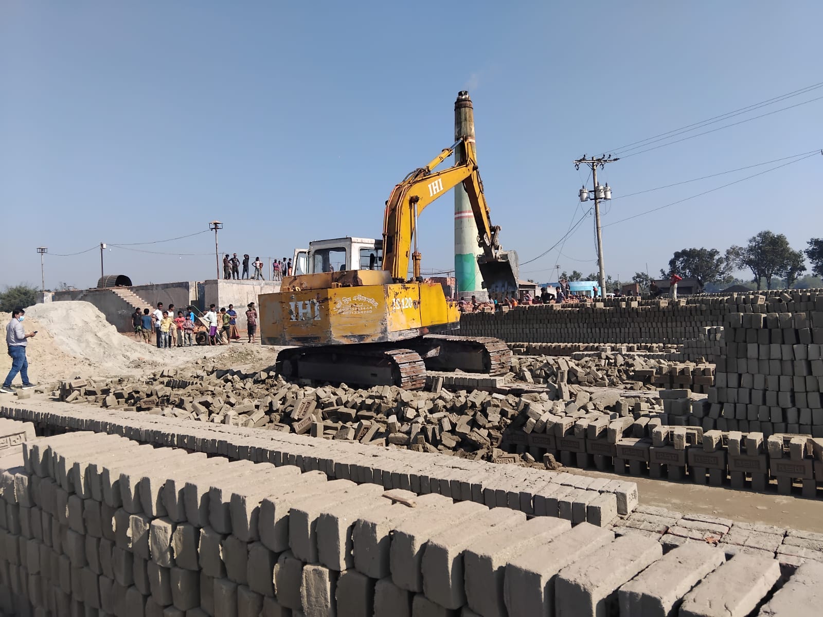 নীলফামারীতে তিনটি ইটভাটায় জরিমানা, ভাঙ্গা হলো কিলন