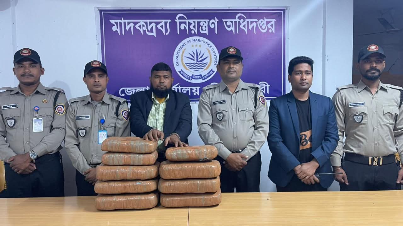 সৈয়দপুরে সাড়ে ২৬ কেজি গাঁজাসহ বাসযাত্রী আটক