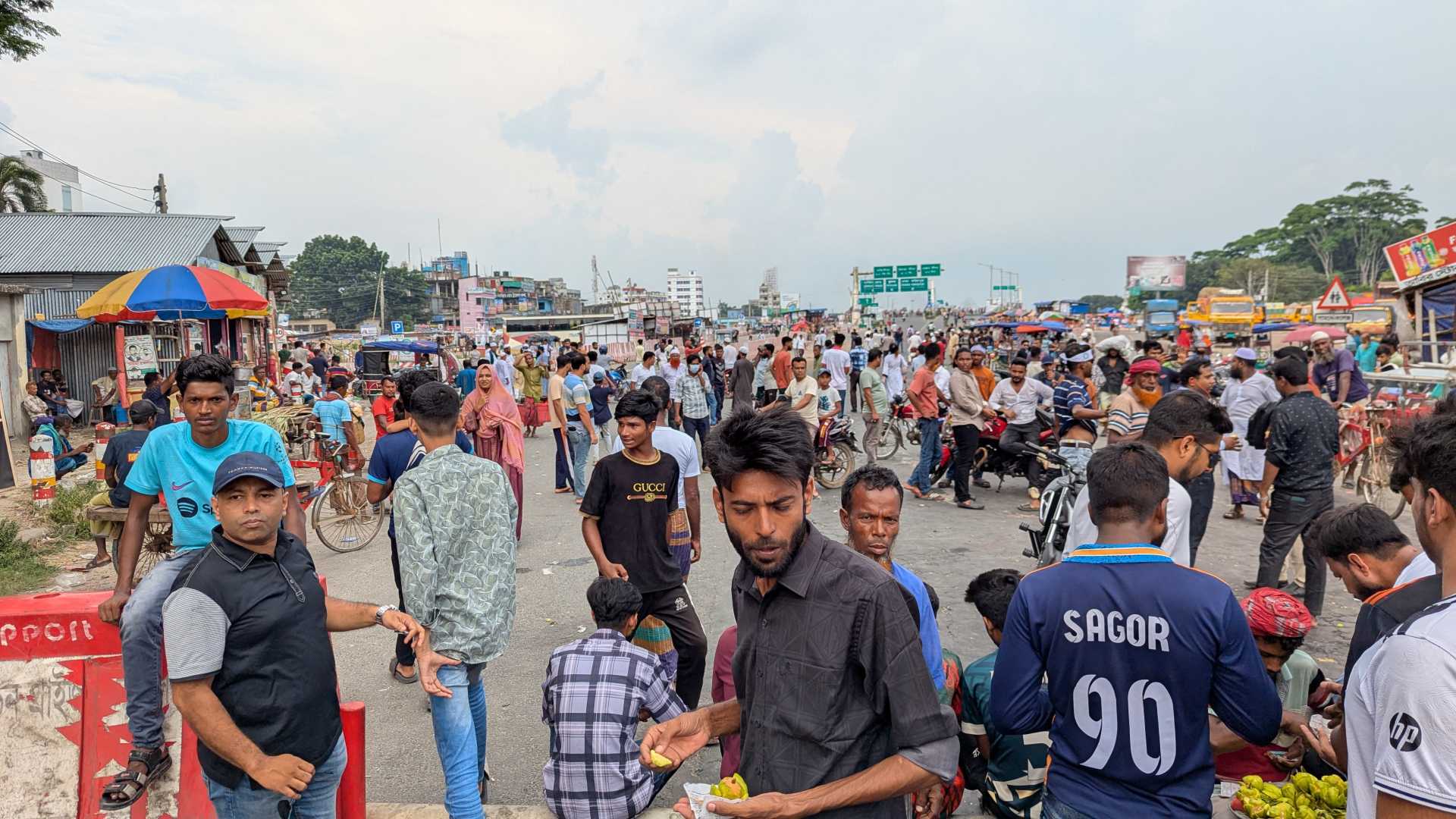 তৃতীয় দিনেও মহাসড়ক অবরোধ, বিচ্ছিন্ন ২১ জেলা