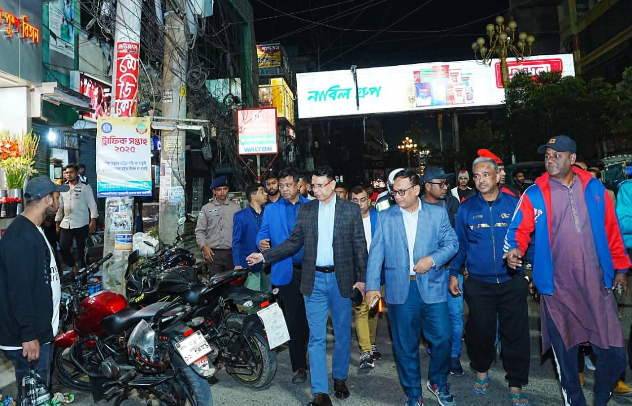 ব্যানার অপসারণ ও ফুটপাত দখল মুক্ত অভিযান পরিদর্শনে রাসিক প্রশাসক