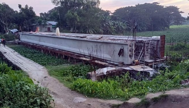 নরসুন্দা নদীর গতিরোধ বন্ধ করে সেতু নির্মাণের অভিযোগ