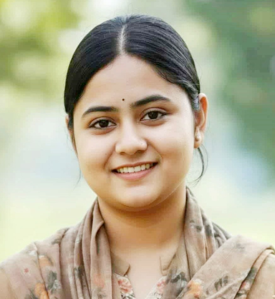 আমাকে খুঁইজেন না, বয়ফ্রেন্ডের সাথে আছি!