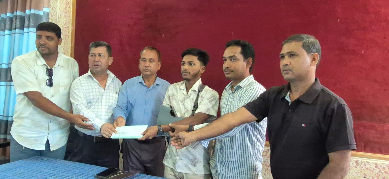 গুলিবিদ্ধ জুলাই যোদ্ধাকে খাগড়াছড়ি প্রেসক্লাবের সহায়তা