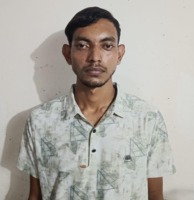 ছাত্রলীগ নেতাকে পুলিশের হাতে তুলে দিল ছাত্রদল নেতারা