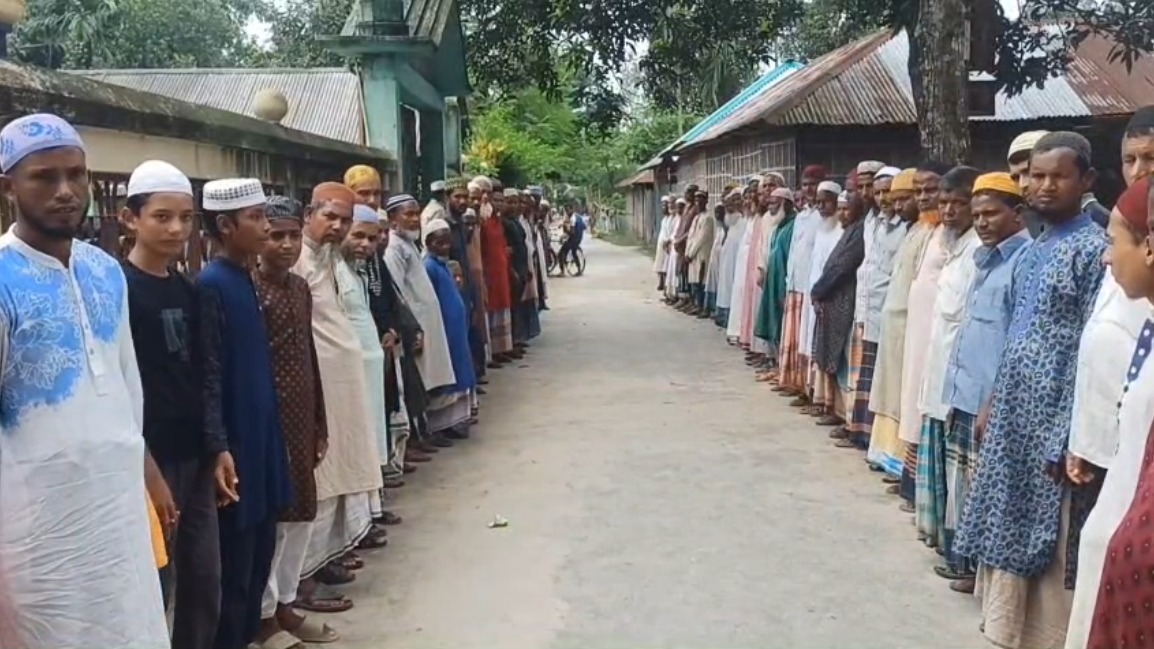 মসজিদ নির্মাণে বাধা দেওয়াতে মানববন্ধন