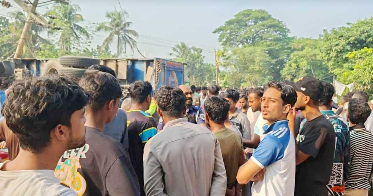 সাতসকালে  সড়কে ঝরল  তিনটি প্রাণ