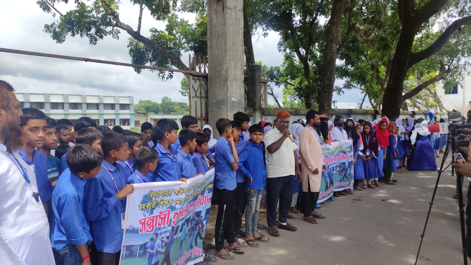সাতক্ষীয়ার শিক্ষককে মারধর, ৮ বিএনপি নেতাকর্মীর নামে মামলা