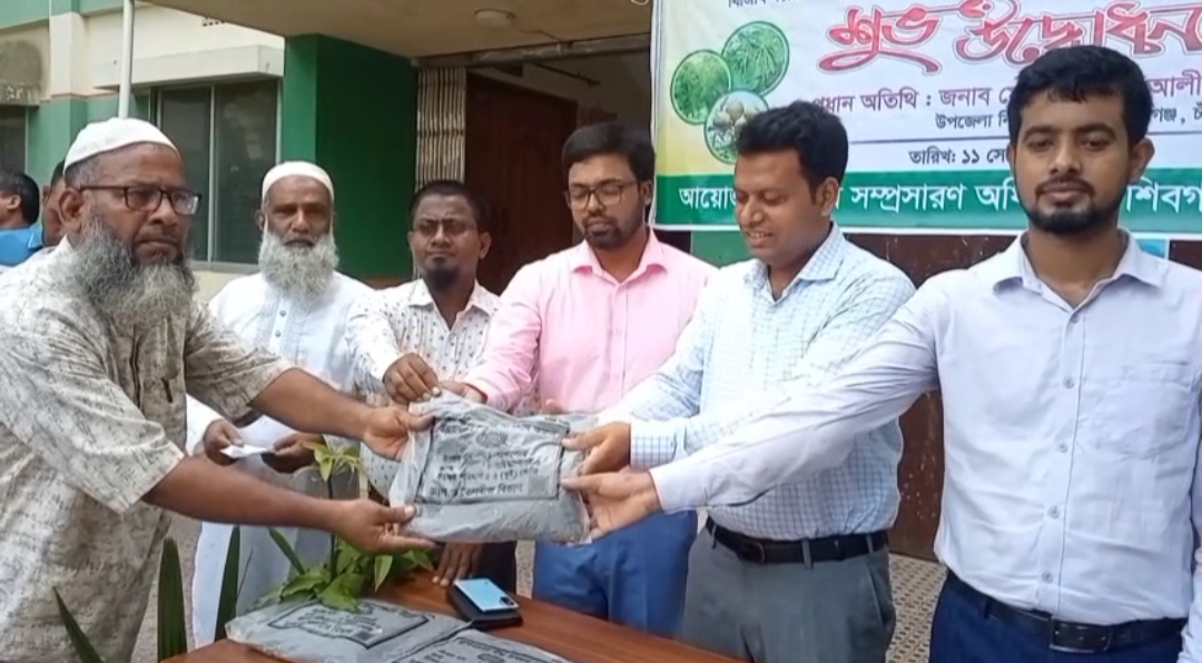 চাঁপাইনবাবগঞ্জে কৃষকদের মাঝে বীজ ও সার বিতরণ