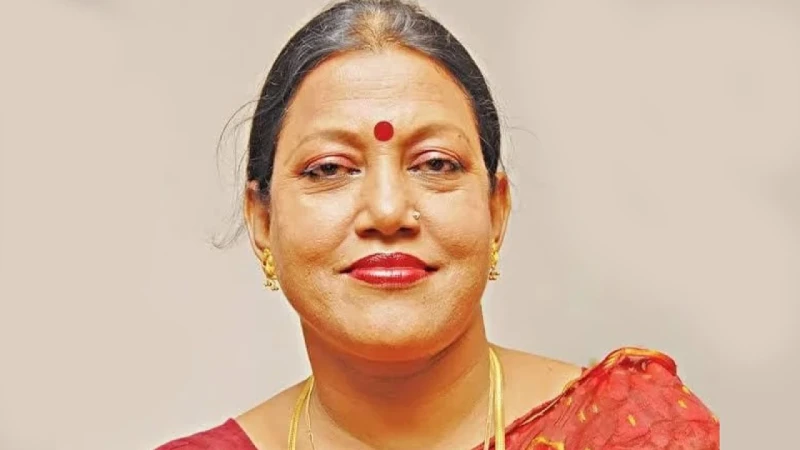 শহীদ মিনারে শেষ শ্রদ্ধার পর কুষ্টিয়ার পথে ফরিদা পারভীন