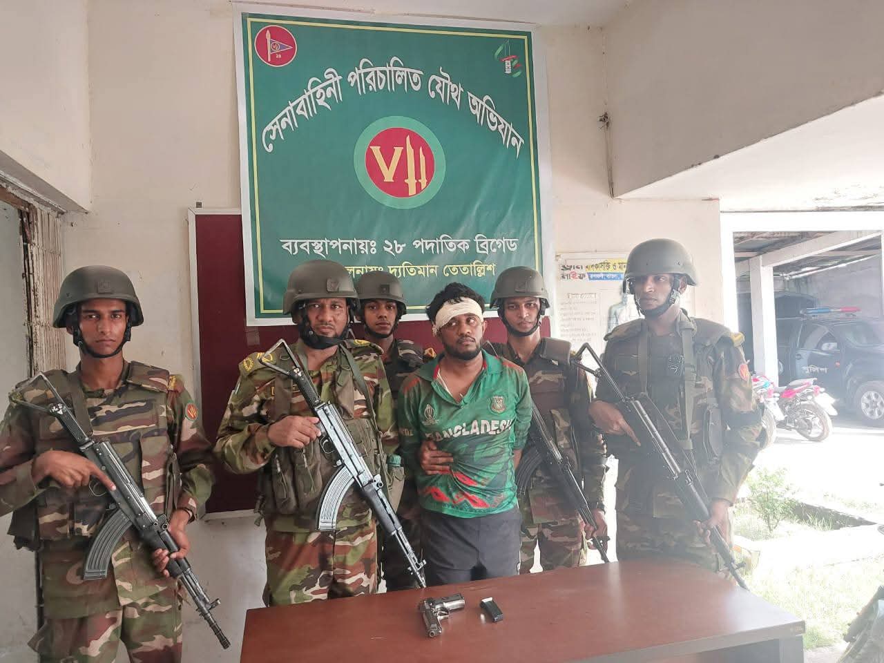 পিস্তল ঠেকিয়ে ছিনতাইয়ের চেষ্টা , আটক যুবক