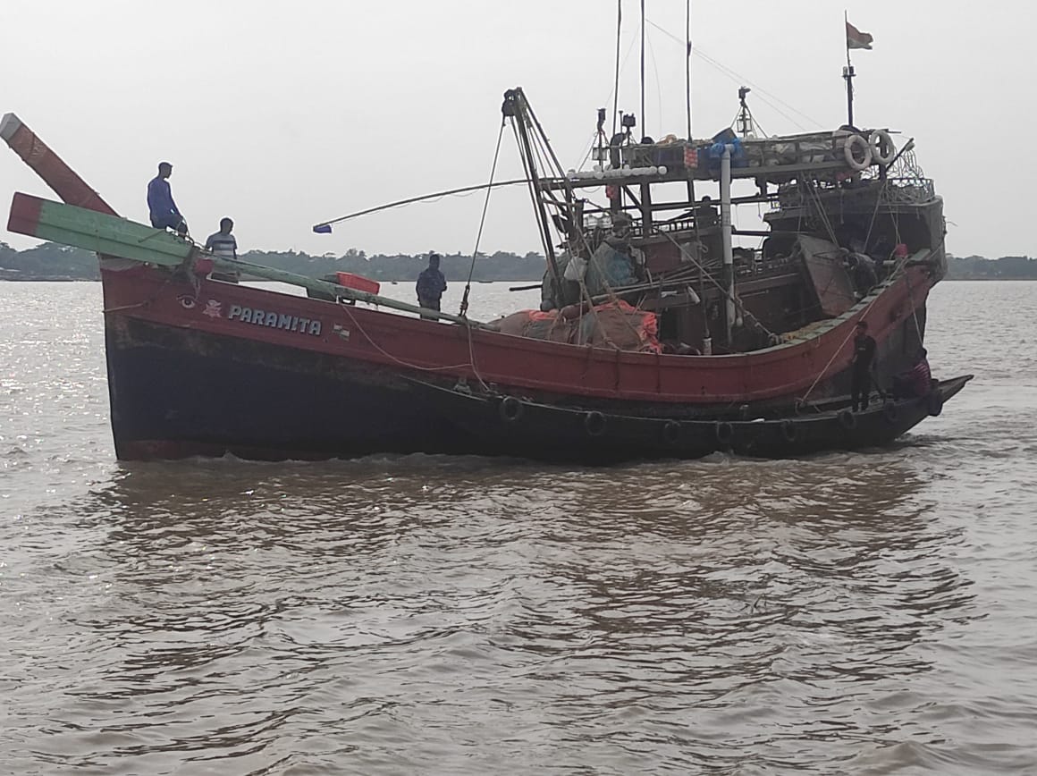 বঙ্গোপসাগর থেকে ভারতীয় ট্রলার সহ ১৪ জেলে আটক