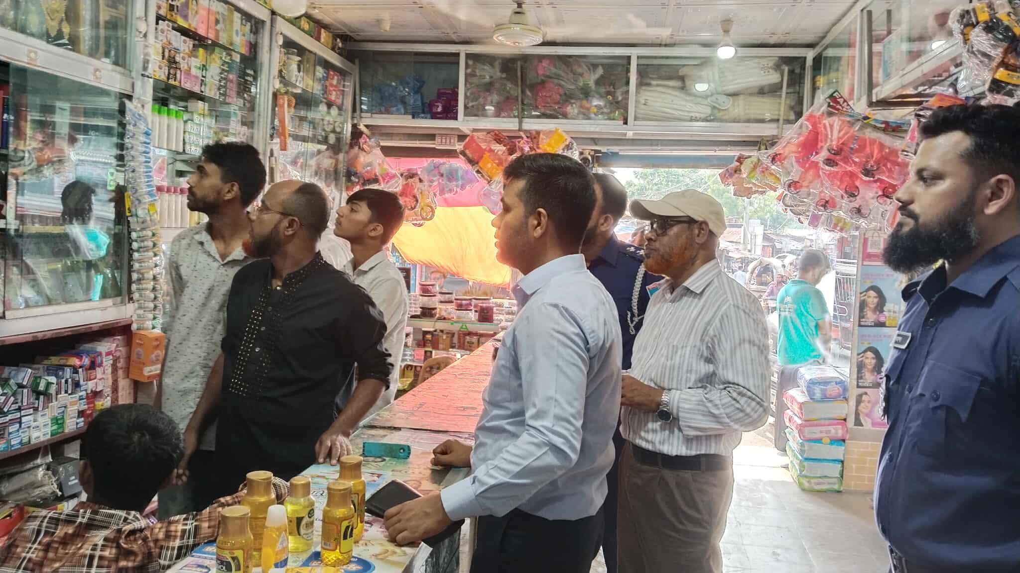 নাজিমগঞ্জ বাজারে ভোক্তা অধিদপ্তরের অভিযানে দুই প্রতিষ্ঠানকে জরিমানা