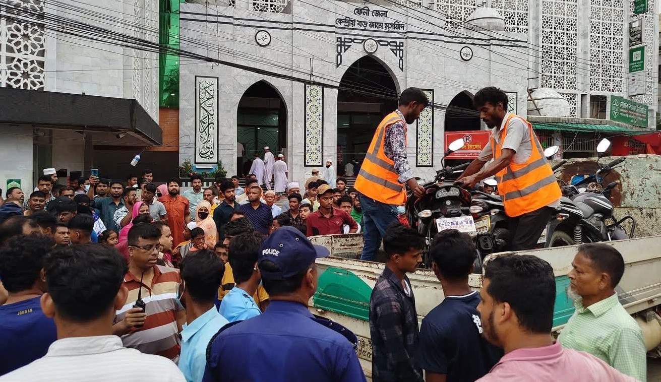 ফেনীতে অবৈধ পার্কিং ও ফুটপাত দখলমুক্ত অভিযান