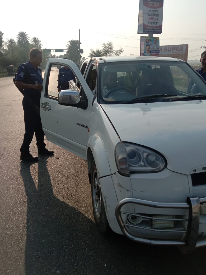 লকডাউনে মানিকগঞ্জে কড়া নিরাপত্তা, ১৭ গ্রেপ্তার