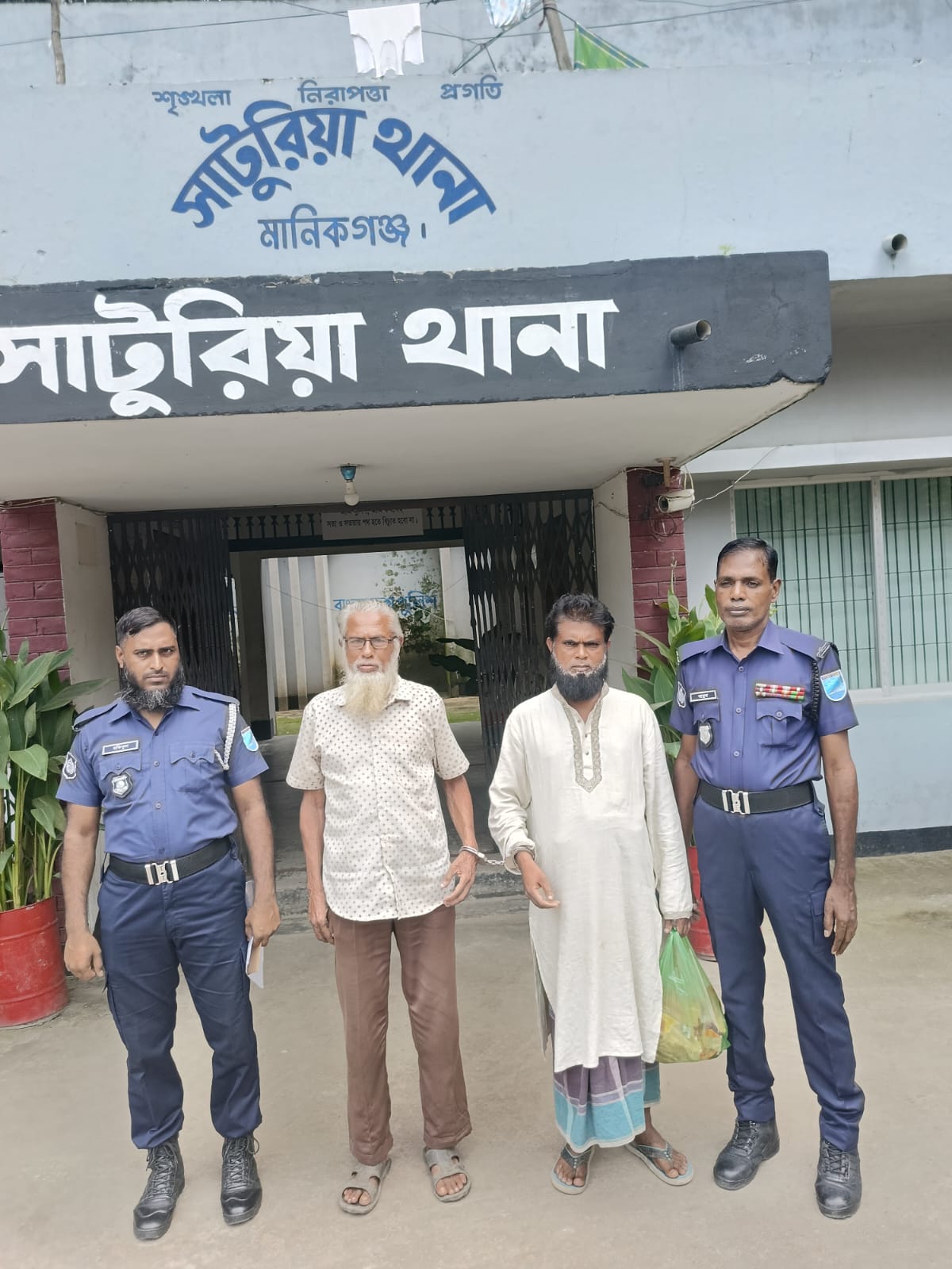 আসামি ধরতে গিয়ে হেনস্তার শিকার তিন পুলিশ