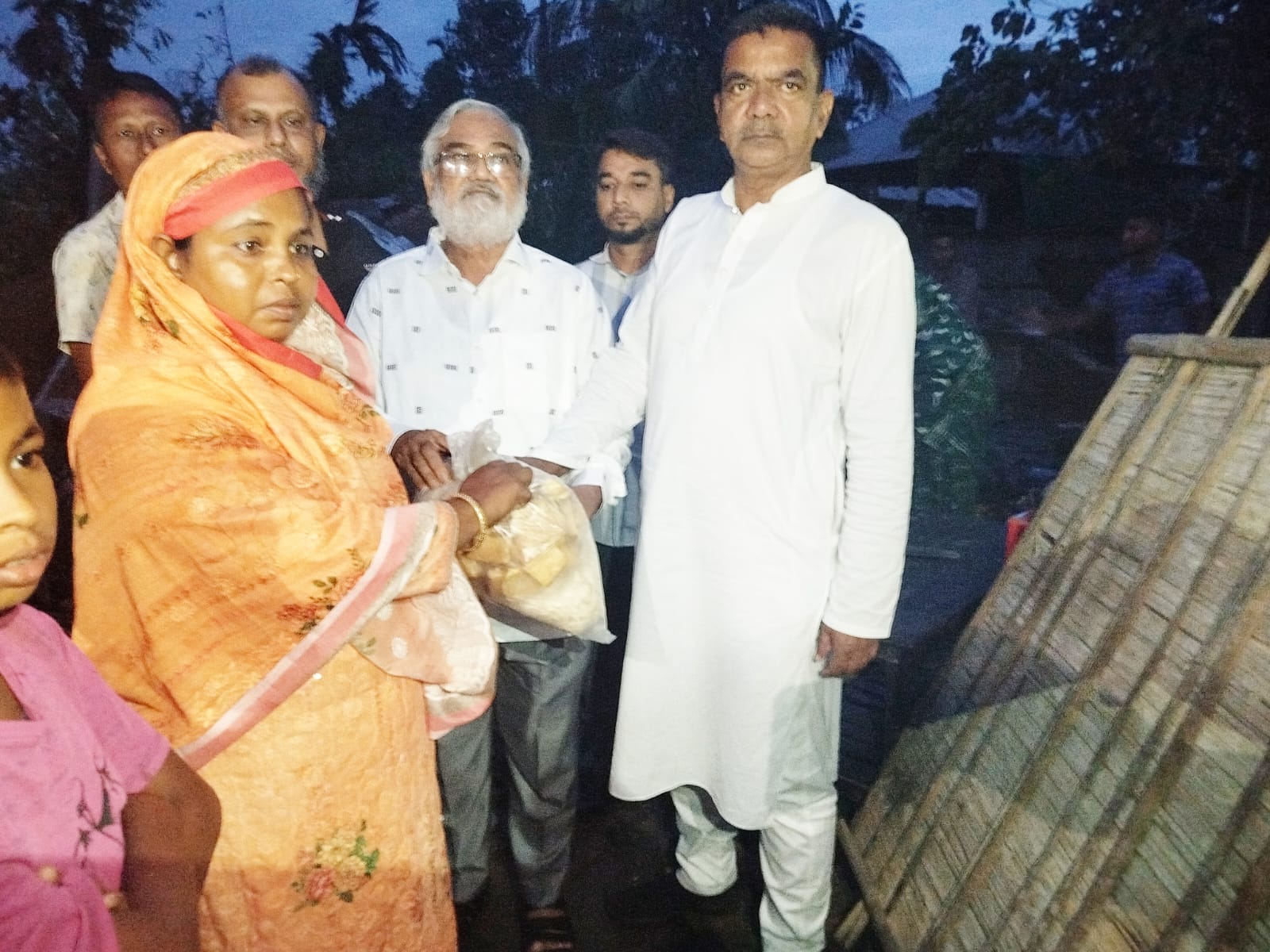 ঘূর্ণিঝড়ে ক্ষতিগ্রস্তদের মাঝে খাদ্য বিতরণ করলো বিএনপি