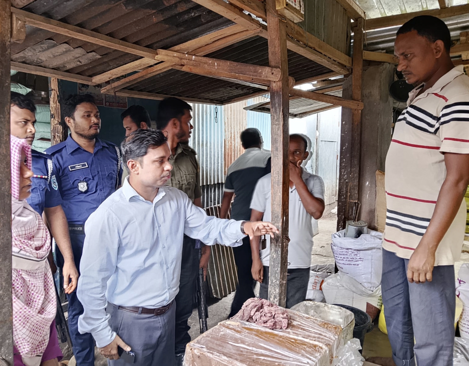 পাটগ্রামের ভ্রাম্যমান আদালতের অভিযান ৪ প্রতিষ্ঠানকে অর্থদণ্ড