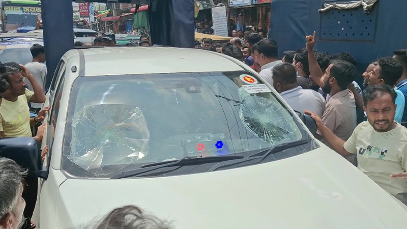 উচ্ছেদ অভিযানে ম্যাজিস্ট্রেটের গাড়িতে হামলা-ভাঙচুর